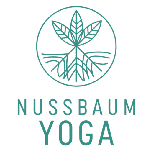 nussbaum yoga logo mit Nussbaumblatt in grün