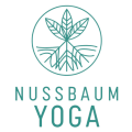 nussbaum yoga logo mit Nussbaumblatt in grün